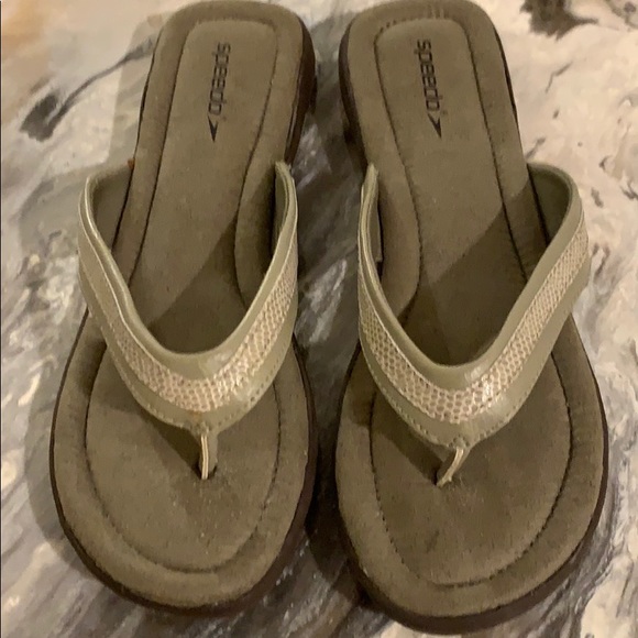 Tan Speedo flip flops NWB NWT - Picture 3 of 6